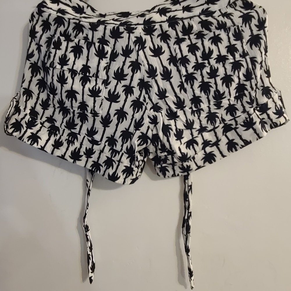 Diane Von Furstenberg Monochrome Palm Print Shorts - Picture 6 of 7